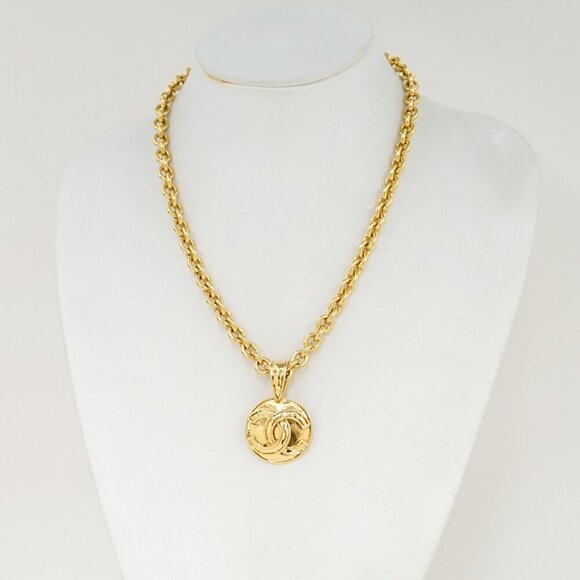 CHANEL CC Logo Round Pendant Necklace 18" Gold Tone 94P Auth - Picture 1 of 7